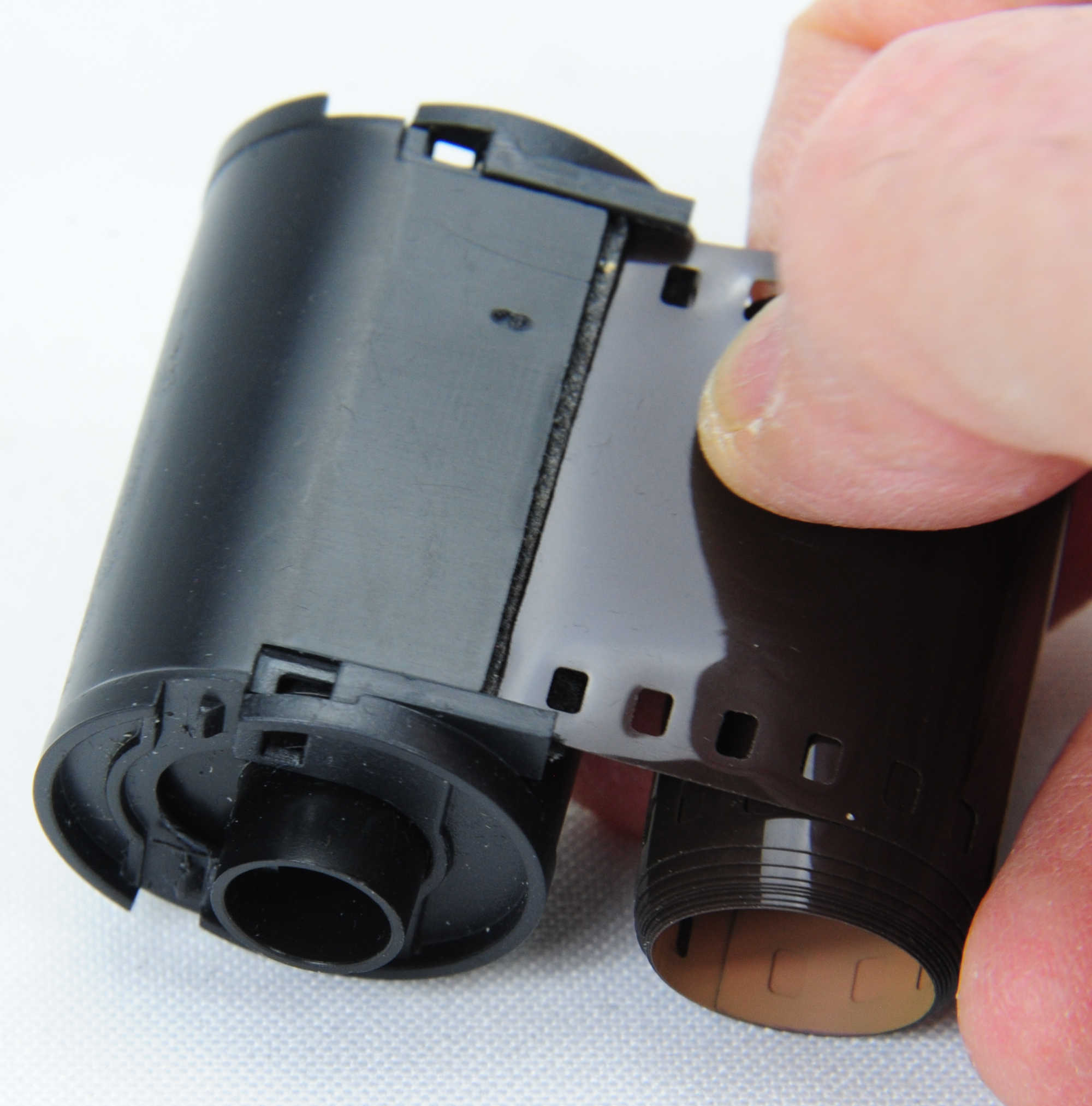 Split-shell type reloadable 35mm cassette